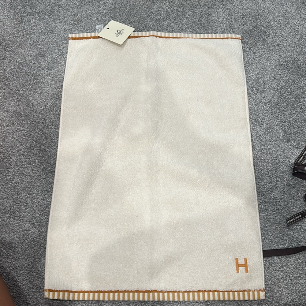 Authentic Hermes hand towel - Picture 2 of 7